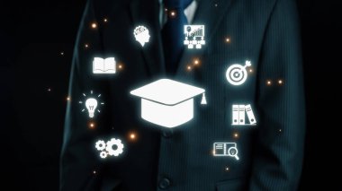 Resmi takım elbiseli bir işadamı, modern iş ortamındaki eğitim ve yeniliğin kaynaşmasını sembolize eden parlak bilgi ve amaç ikonları arasında duruyor. Dörtgen