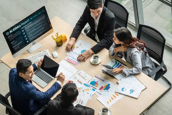 Yapay zeka etik standart hukuk ve bilgisayar ekranındaki kurallar yapay zeka etik şeffaflığının teknoloji suçunu önlediğine dair rapor sunuyor. canlı