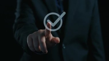 İş adamı, QC ve QA standartlarının karşılandığından emin olmak için katı kalite güvencesi protokolleri uyguluyor. Kalite güvencesi ile sertifikalı ürün mükemmelliğine ulaşmak. Kullanıcı Kimliği