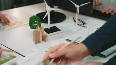 Sürdürülebilir enerji elementlerinin bir modelini sergileyen yaratıcı bir çalışma alanı, rüzgar türbini, çevre dostu tasarımlar ve gelecekteki çözümler için işbirlikçi proje planlaması da dahil. SACTR