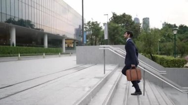 Elinde torbayla parkta ya da şehirde yürüyen yetenekli bir iş adamı. Proje yöneticisi yoğun saatlerde iş yerine gitmek için acele et. Büyümeyi temsil et, terfi al, yeteneğini arttır. Sevinçli..