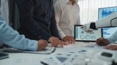 Yapay zeka destekli analitikler stratejik pazarlama tartışmalarında danışmanlar, işbirlikçi planlama ve karar verme sürecinin geliştirilmesinde yardımcı olurlar. Noogenesis Yapay Zeka