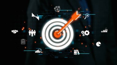 Dijital ortamda, çeşitli iş simgeleriyle çevrili, başarının, stratejinin ve modern işletmelerdeki işbirliğinin özünü temsil eden canlı bir hedef sembolü. Dörtgen