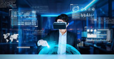 Profesyonel proje yöneticisi iş verilerine bakıyor ve onları tutuyor ve finansal tablolara bakıyor. Modern ofiste yapay zeka teknolojisi kullanarak gelişmiş gerçeklik gözlüğü takan zeki bir iş adamı. Yaratıcılık.