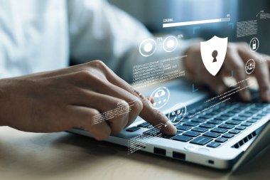 İş adamı, stratejik kararlar için değerli verileri çıkartarak arama motoru araştırması yapıyor. Kapsamlı araştırma ve SEO veri analizi için arama motorları kullanılıyor. FaaS