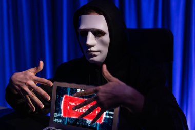 Suçlu anonim maskesinin şifrelemesi, güvenli olmayan özel hayatın dizüstü bilgisayarını hackleyerek başarılı oldu. Yükleme servisinin büyük bir veritabanını kullanarak ya da kopya çekerek. Bireysel.