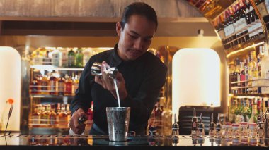 Asyalı barmenin karışık kokteyl likörünü likör karışımına katması, özel reklamı yaratıcı, canlandırıcı, bar lüksünde canlandırıcı bir vitrin haline getiriyor. Vinosity.