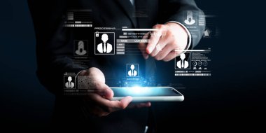 İş adamı kimlik güvenliğinin anahtarının üst düzey güvenlik uygulamalarıyla korunduğunu, kimlik hırsızlığının önlendiğini ve kimlik güvenliğinin artırıldığını keşfetti. Güvende kalın ve kimlik koruma stratejisine güvenin.