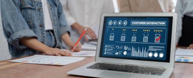 Pazarlama stratejisi planlaması için canlı yazılım bilgisayarında müşteri memnuniyeti ve değerlendirme analizi