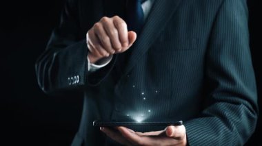 Yapay zeka mühendisliği, büyük veri ve yapay zeka makinesi kavramında yapay zeka beyin işlemcisiyle iş desteği için üretken yapay zeka kullanmayı öğrenen insan etkileşimi. Kullanıcı Kimliği