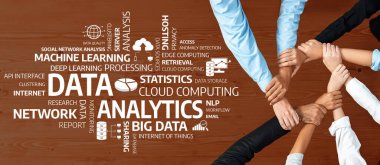 Bu resim çeşitli ellerin veri analizi ve makine öğrenmesindeki işbirliğini sembolize etmek için bir araya geldiğini gösteriyor, bulut hesaplama çözümlerindeki yenilikleri vurguluyor. Dostluk