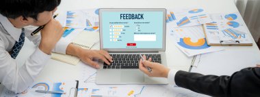 Müşteri geribildirim ve şirket işleri için canlı bilgisayar yazılımı analizi