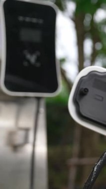 Elektrikli araba parkı ve şarj istasyonunun yanında şarj edilen enerji konseptinin sürdürülebilirliği. Çevresel koruma için yenilenebilir enerji tarafından kullanılan elektrikli araç.