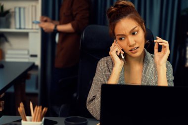 İş kadını, müşterilerle birlikte modern ofiste yeni bir proje işi yapmak için arıyor. Bu sırada, iş planının evrak dosyalarını kontrol ederek gece geç saatlerde veri tabanı raporlama toplantısına katılıyor. İnfobahn.