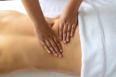 Kapalı alan kadın müşteri stres önleyici spa masajını yapmaktan zevk alıyor ve lüks otel ya da oteldeki gündüz açık hava güzellik salonunda güzellik teniyle eğleniyor. Sessiz.