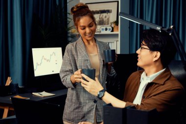 Profesyonel tüccarlar kahve fincanı ile birlikte geç saatlerde modern işyerinde finansal teknoloji projesinde yatırım dinamik borsasını tartışıyorlar. İnfobahn.