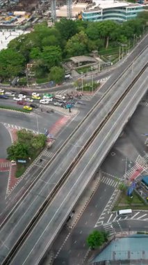 Metropolis şehir merkezinde yoğun karayolu kavşağında zaman aşımı. Ulaştırma ve altyapı kavramı .