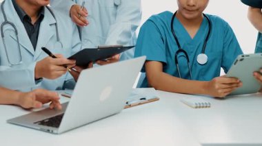 Hastane masasında birlikte çalışan ve tıbbi tedavi ya da sağlık hizmeti planlayan profesyonel bir grup. Takım çalışması başarılı hastalıklara ve hastalıklara yol açar. Ağır çekim. Katı.