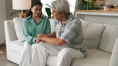 Stresli üst düzey yönetici günlük kıyafetleriyle baş ağrısı çekerken karısı da elini tutarak ona destek oluyor. Büyükannem ilgilenirken büyükbabamın çalışma sorunu vardı. Myrmidon.