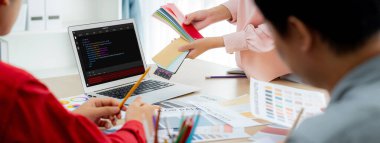 Uygulama ve program kodlaması için bilgisayar ekranında yazılım geliştirme programlama