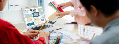 Web sitesi tasarım yazılımı çevrimiçi perakende ticaret ve e-ticaret için canlı şablon sağlıyor