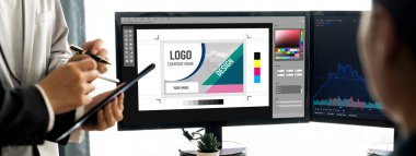 Web sayfasının modern tasarımı ve bilgisayar ekranında gösterilen ticari canlı reklamlar için grafiksel tasarımcı yazılımı