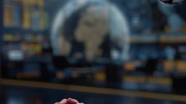 Bir insan eli modern bir çalışma alanında robotik bir ele uzanır. Bir dijital arayüz, teknolojik ilerlemeyle ilgili devam eden güncellemeyi gösteren bir ilerleme çubuğu gösteriyor. Auvana