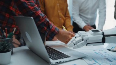 İşbirlikçi bir yuvarlak masa, proje analizini hızlandırmak, pazarlama taktiklerini birleştirmek ve modern bir planın anahtar bileşenlerini tanımlamak için makine zekasını birleştirir. Noogenesis Yapay Zeka