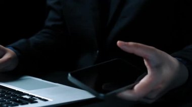 İş adamı siber güvenliğin özünü keşfeder. Siber koruma yöntemlerini, tehditleri derinlemesine araştır ve siber güvenlik duruşunu güçlendir. Siber güvenlik çağında UUID 'de gezinmek için gerekli