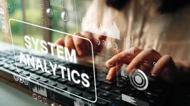 Veri Analizi ve Teknoloji Eğilimleri Temsili için Sistem Analitik Grafikleriyle Profesyonel Eller Klavyede Yazıyor. Asemptotik akıllı veri analitiği.