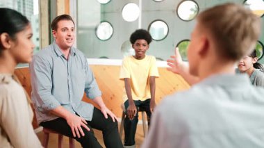 Zeki öğretmen grup terapisi sırasında zihinsel sağlık sorunundan ve çocukla fikir paylaşımından bahsediyor. Öğrenci dinleme fikri açıklarken çocukları işaret eden mutlu eğitmen. Öğretim