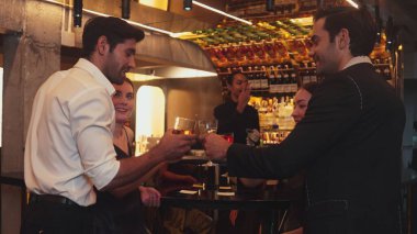 Arkadaşı Paloma, Margarita, Old Fashioned ve Martini 'de tezahürat yapmak için yürürken barın önünde çift olarak duran bir adam barmenlik yaparken, barmen de partiden canlı bir gece kulübü hazırlıyor. Vinosity.