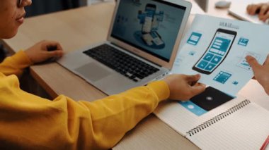 UX geliştiricisinin ya da şirket çalışanının mobil uygulama için dizüstü bilgisayar arayüzü ya da UI prototipi kullanan panorama videosu ya da akıllı telefondaki yazılım ekranlı web sitesi yazılımı. Sinerjik
