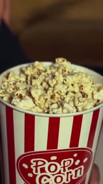 İnsanlar sinema sinemasında film izlerler. Grup eğlence etkinliği ve eğlence konsepti.