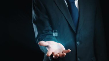 İş adamı siber güvenliğin özünü keşfeder. Siber koruma yöntemlerini, tehditleri derinlemesine araştır ve siber güvenlik duruşunu güçlendir. Siber güvenlik çağında UUID 'de gezinmek için gerekli