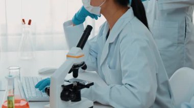 Bilimsel uzmanlığa, laboratuvar ekipmanlarına ve yenilikçi tıbbi biyoteknoloji yazılımına sahip laboratuvar sağlık araştırma ekibi yeni ilaçlar araştırıyor, tedavi geliştiriyor. Ağır çekim. Katı.