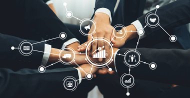 Ofis çalışanlarının el ele dizilmesi başarılı bir iş ortaklığı grubunu ve panoramik pankartta kamu işyerinde güçlü bir birlik takım çalışmasını sembolize ediyor. Kurnaz Dostluk