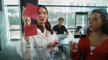 Akıllı iş adamlarından oluşan bir grup, yatırımcı uzmanına proje sunar. Profesyonel proje yöneticisi başlangıç projesini açıklamak için yapışkan notlar kullanır, uzman yatırımcıya beyin fırtınası fikirlerini paylaşır. Yönlendirici.