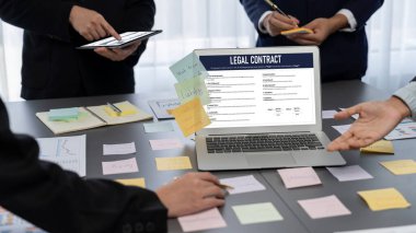 Dijital yasal sözleşme, bilgisayar ekranındaki koşulları ve şartları, gelecekteki ticari hareketlilik anlaşması için çevrimiçi dijital imzaya hazır hale getirir.