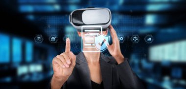 Bir iş adamı sanal gerçeklik teknolojisini uyum ve denetim için kullanır. Fütüristik ofis, yenilik ve verimliliği ön plana çıkarıyor. XDMCP