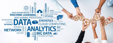 Veri analizinde takım çalışmasının dinamik bir temsili, bulut hesaplama ve büyük veri gibi terimlerin ortasında dişlilerle çalışan eller teknolojideki yeniliği sembolize ediyor. Dostluk