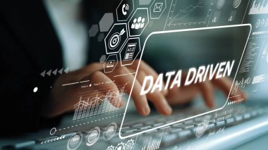 Dijital grafik ve grafiklerle verileri analiz eden profesyonel bir iş adamı, veri odaklı karar verme ve analizlere odaklanmış durumda. Asemptotik akıllı veri analitiği.