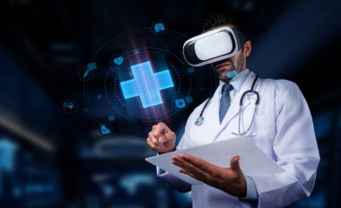 Sanal gerçeklik kulaklığı takan bir doktor, modern sağlık ve hasta tedavisinde teknolojinin yenilikçi kullanımını gösteren dijital tıbbi arayüzlere bağlanıyor. PHMT