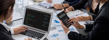 İş zekası ve veri analizi kavramı. Analizci ekibi laptop ekranında finansal veri analizi üzerinde çalışıyor. Etkili iş stratejik planlama için pazarlama göstergesi olarak. İçgörü