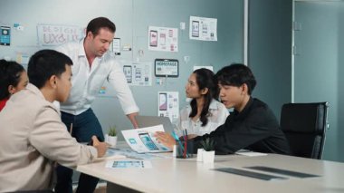 Bir grup profesyonel yatırımcı beyaz iş adamına pazarlama stratejisini soruyor. Şirket iş ekibi yeni ürün planlama ve piyasaya sürme konusunda beyin fırtınası yapıyor. Yönlendirici.