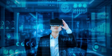 VR gözlüklü proje yöneticisi mali tabloya bakıyor ve ofiste mavi ışık parlıyor. Yetenekli iş adamı artırılmış gerçeklikten elde edilen verileri kullanarak pazarlama stratejisini kontrol edip planlıyor. Yaratıcılık.