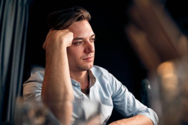 Dinamik veritabanı pazarlama analizi ile PC ekranındaki iş paragrafını araştıran stresli finansal analistin gece vakti modern ev ofisinde aylık rapor hazırlamasını düşünüyorum. Bireysel.