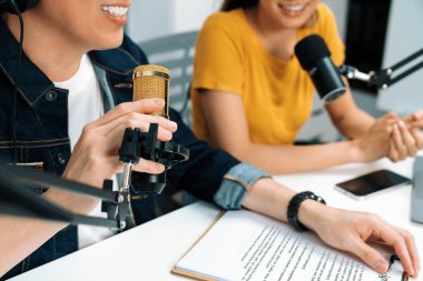 Güler yüzlü radyo etkili sunucuların kulaklık takması ve sosyal medyada canlı yayın yapması senaryo ve dizüstü bilgisayardan sabah stüdyo kaydında dinleyicilere canlı yayın yapması. İnfobahn.