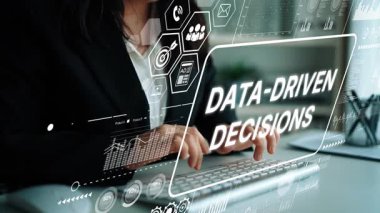 İş Profesyoneli Ekranda Dijital Grafik ve Analizlerle Veri Sürme Kararına Girdi. Asemptotik akıllı veri analitiği.