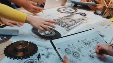 Mekanik Mühendislik Planları ve Masa SACTR üzerinde Elle Çizim Teknik Çizimler ve Araçlar Ortak Atölyesi